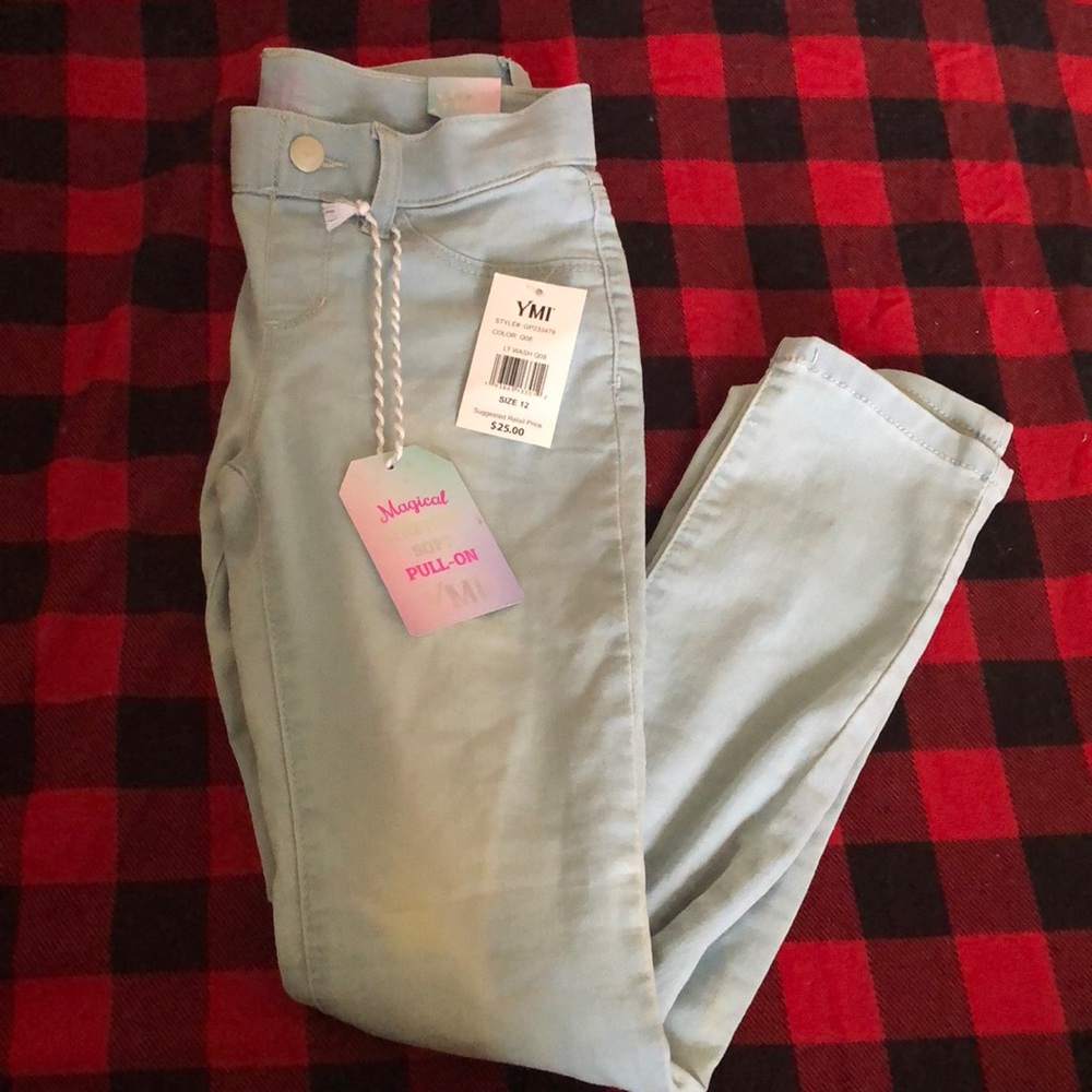 Light wash pull-on blue skinny jeans